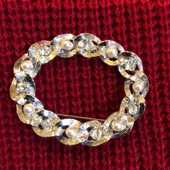 Gerry’s Jewelry - Vintage Gerry’s Brooch w/Pearls and Rhinestones